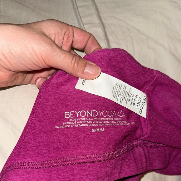 Beyond Yoga Spacedye crossover bra NWOT - Picture 2 of 3